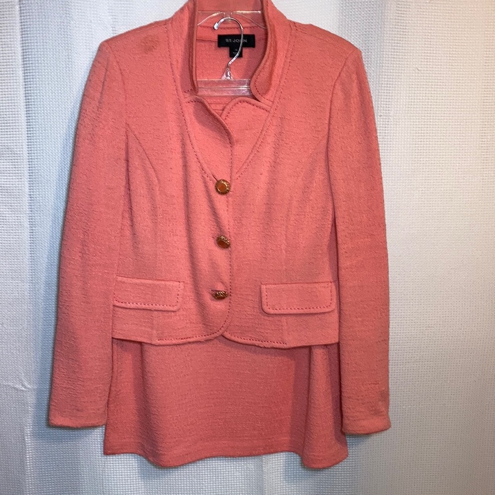 St. John Two-Piece Skirt Suit in Salmon Color. Size 10.